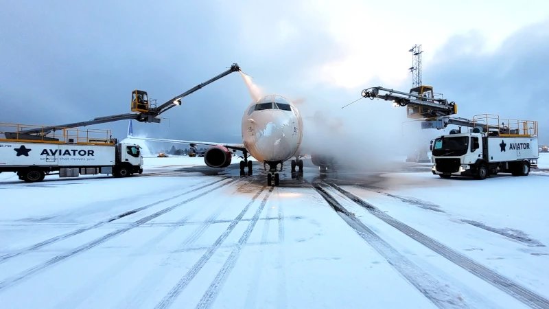 Operarios de Aviator Airport Alliance realizando labores de deshielo y antihielo. Foto: Aviator Airport Alliance